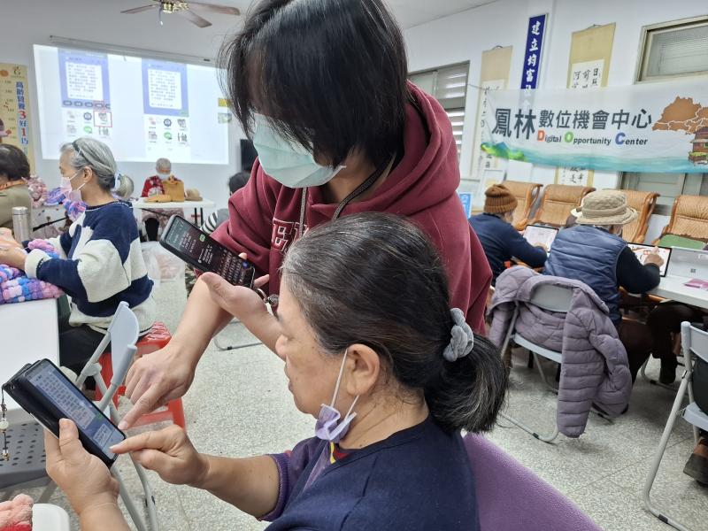 講師指導學員操作LINE的AI小幫手