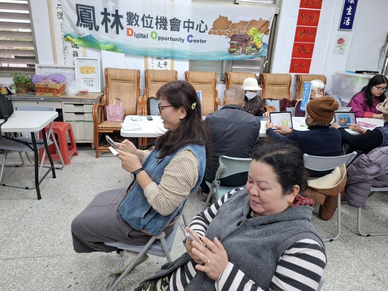 學員練習操作LINE的AI小幫手生成圖片與文字