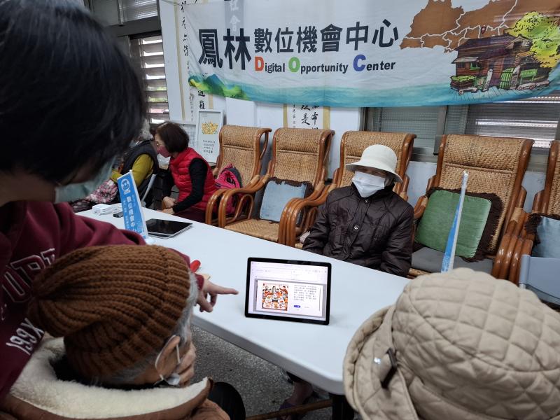 講師協助社區長輩使用AI生成工具生成圖片