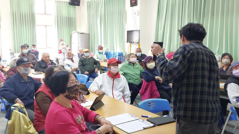 老師也竭盡所能回答學員問題。