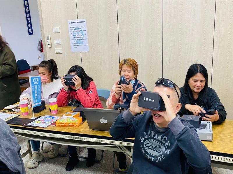 學員體驗使用VR眼鏡體驗虛擬實境