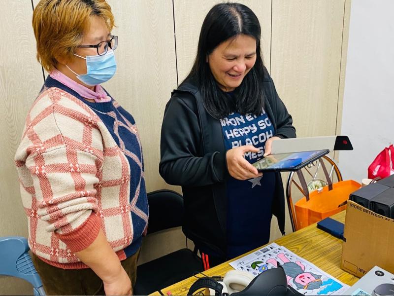 學員使用平板體驗AR擴充實境效果