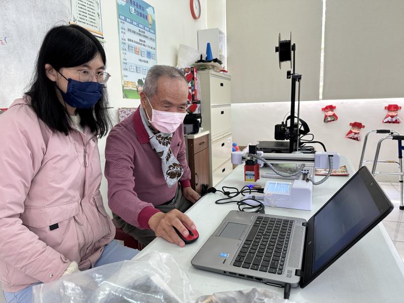 學員操作雷雕機
