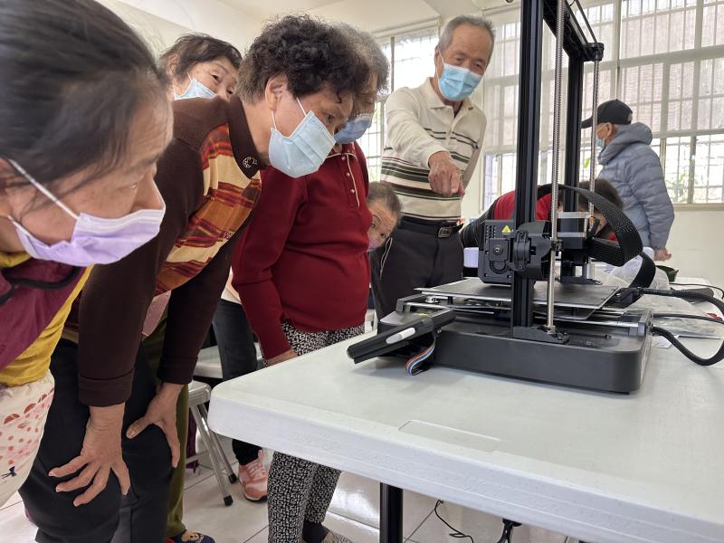 學員觀看3D列印過程