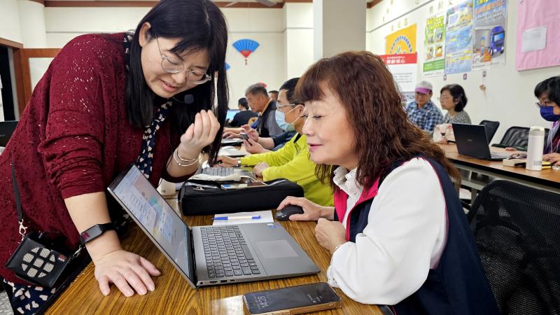 講師為學員們解惑。