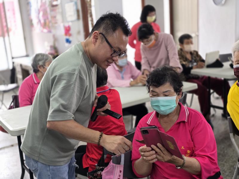 老師解決學員遇到的瓶頸。