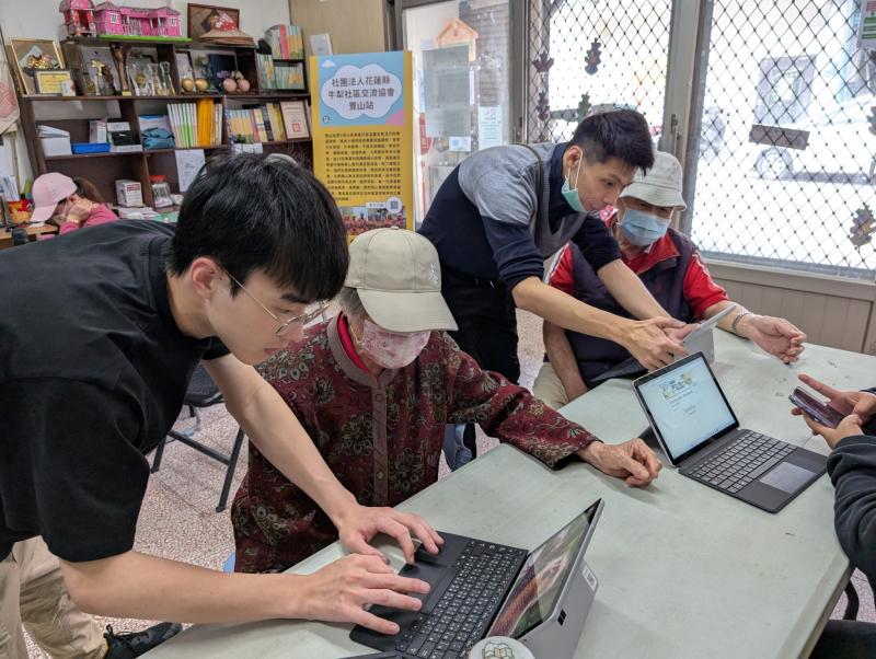 教導長輩使用平板