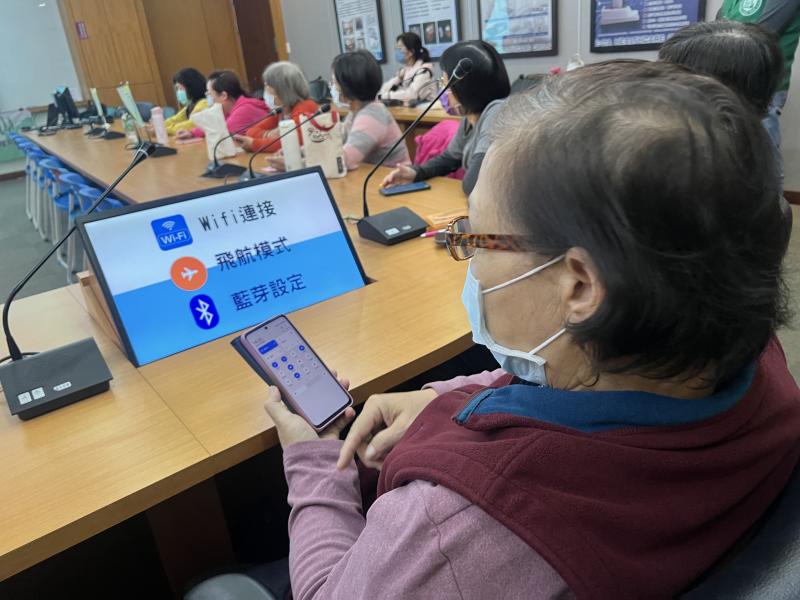 老師教長輩設定手機網絡與連線功能