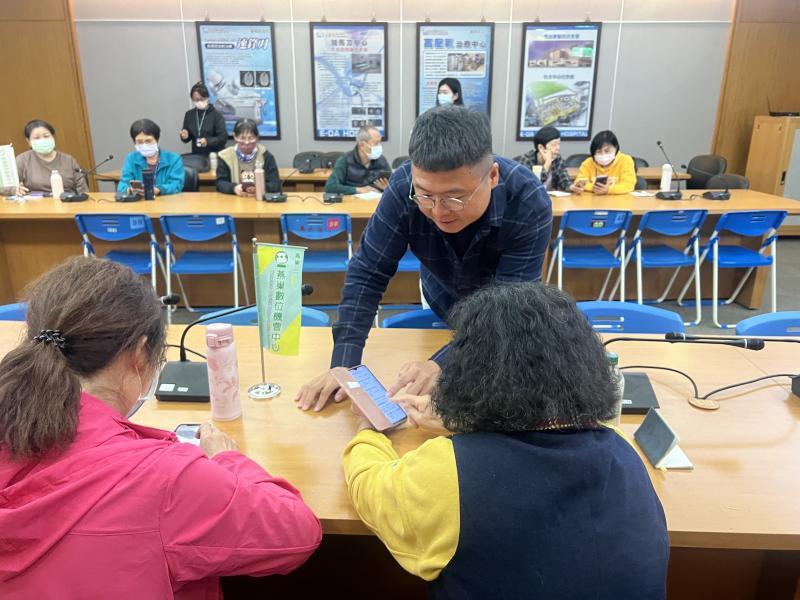 講師現場教學衛社部志願服務網頁操作與如何用手機進行掛號、公車資訊APP