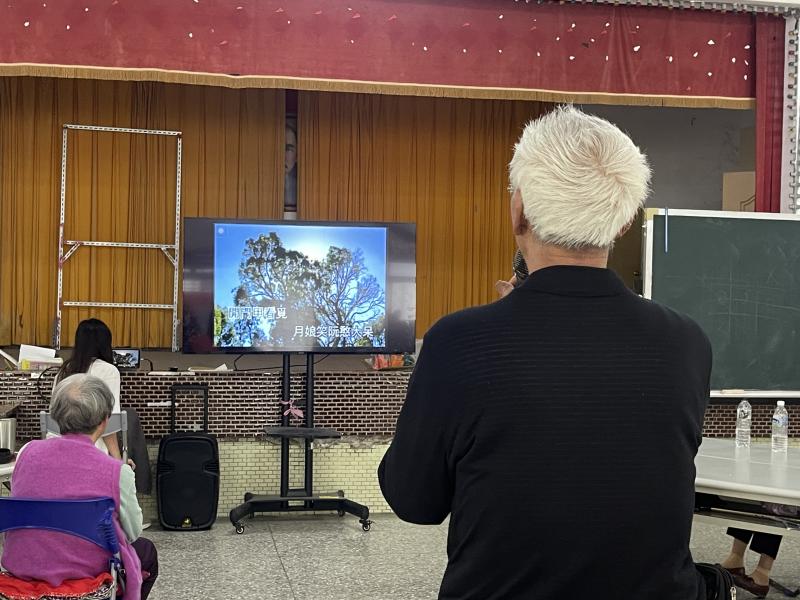 學員們正開心地使用無線麥克風進行歡唱，展現課程成果。透過學習數位點歌方式，長者們能輕鬆找到喜愛的歌曲並享受音樂。現場氣氛熱絡，學員們彼此交流，共同體驗科技帶來的便利與樂趣。