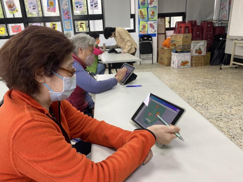 學員認真設計賀卡