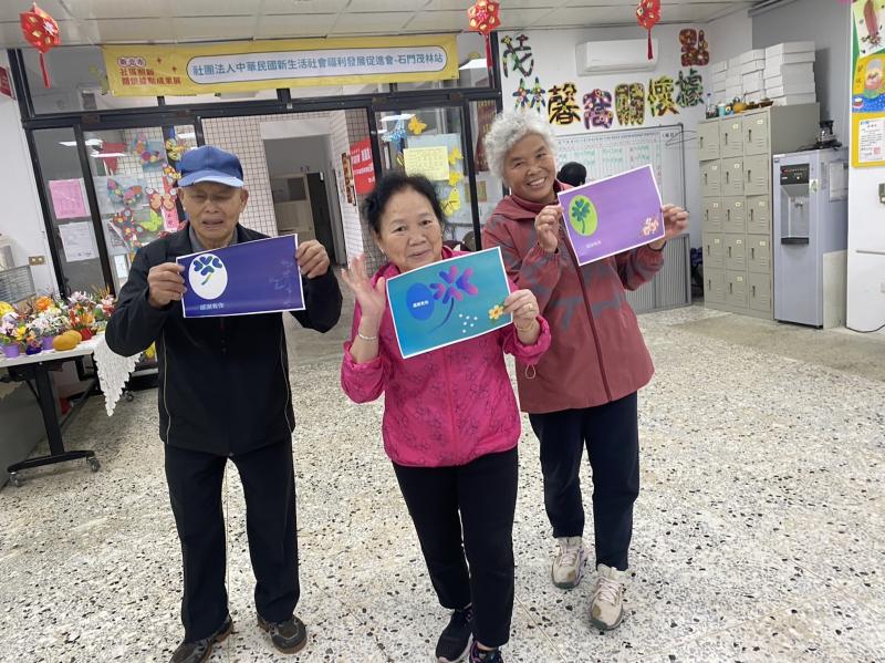 學員們完成賀卡開心的大合照