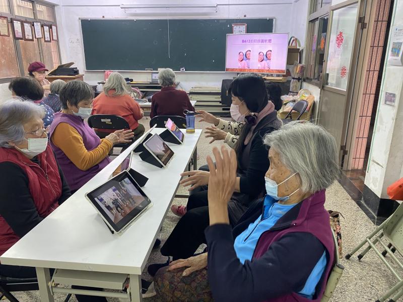 宣講數位素養及數位健康的理念