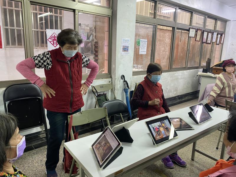 學員利用老師所教的方法，自行搜尋適合自己練習的運動憶起練習銀髮健康遭。