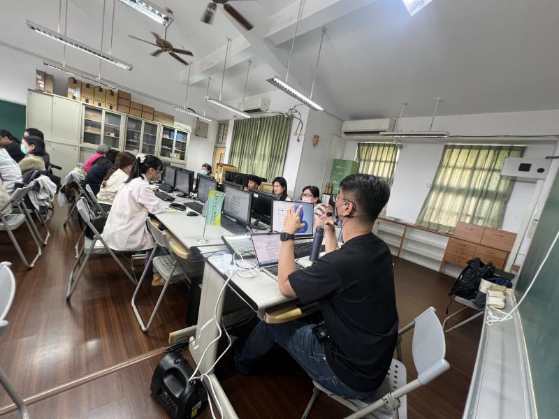 3/15日AI課程,永安國小電腦教室,這次是針對地區各機關單位教學:結合AI與設計, 教師只需輸入簡單的文字描述,Gamma就能自動搭配相關的圖片、圖表和動畫效果