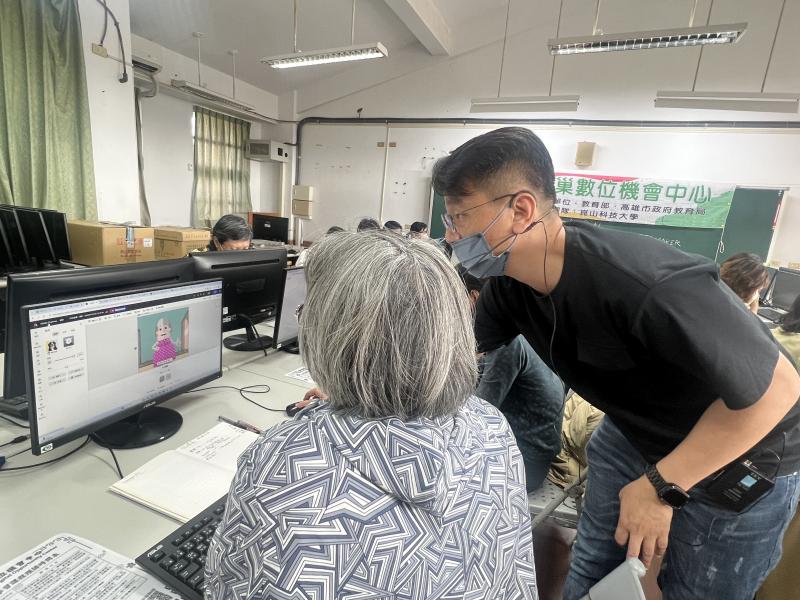 照片中一位民眾長者對AI即愛又恨,想要了解比較深層,老師現場一對一的耐心講解