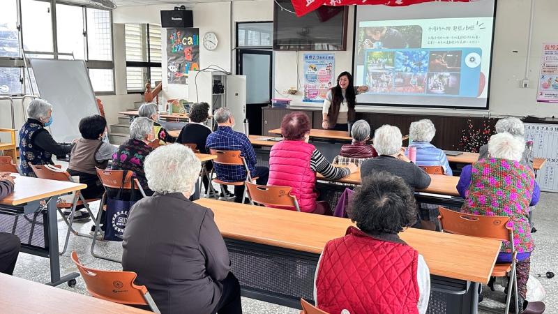 學員專心地聽老師講解攝影技巧