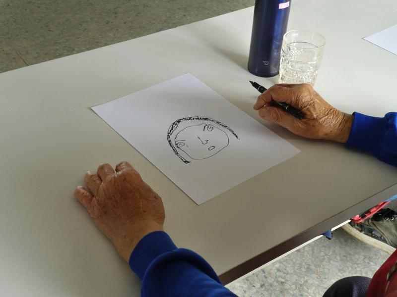 數位工具的使用對高齡長輩們來說,其實是非常困難的,因此綺瑩老師調整課程的進行方式,讓長輩們用手繪的方式畫自己的肖像。