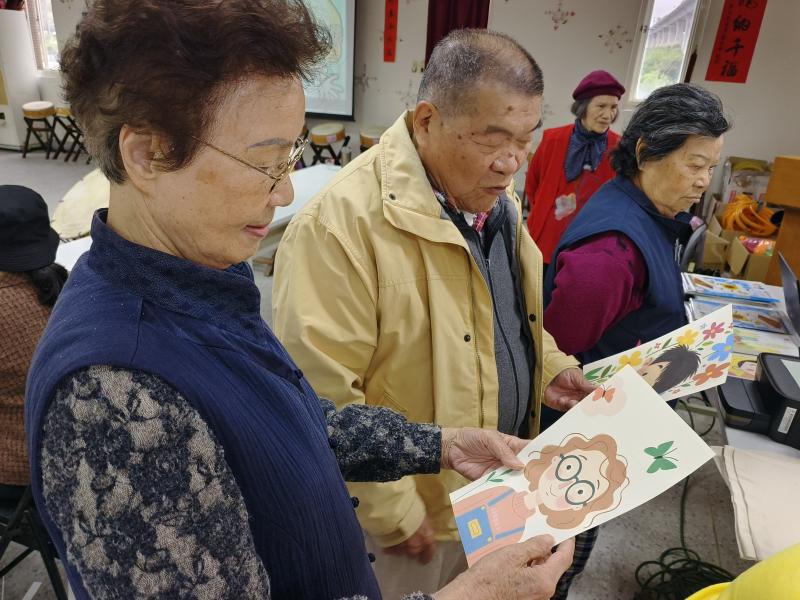 長輩們的手繪稿,一個個變身成卡通風格的俊男美女,又可愛又俏皮,每個人的風格都不同,