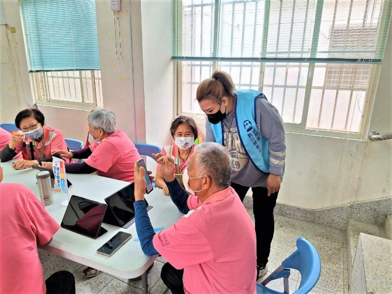 不熟悉平板及手機操作的興美社區夥伴和DOC志工說第一次有哪麼好的課程：看大家都Line來Line去，我也要學！  很多銀髮長輩一樣，對於使用科技產品總有心理障礙，「怕」弄壞，「怕」不會用，「怕」學的太慢，，莫名的恐懼感。  老師一邊搭配簡報