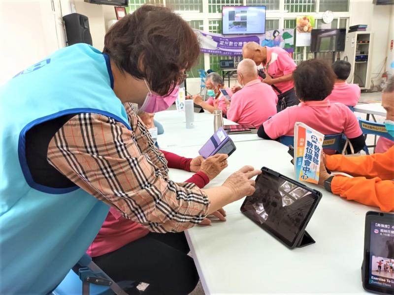 需要載具嗎?」大家在結帳時一定常常聽到店員詢問這句話，但是「載具」到底是什麼呢? 其實就是用來儲存「雲端發票」的工具。  不選擇將發票列印出來，而是利用載具將發票存在雲端中，不僅增加了便利性同時也減少了紙張浪費。  那載具條碼到底該如何申請