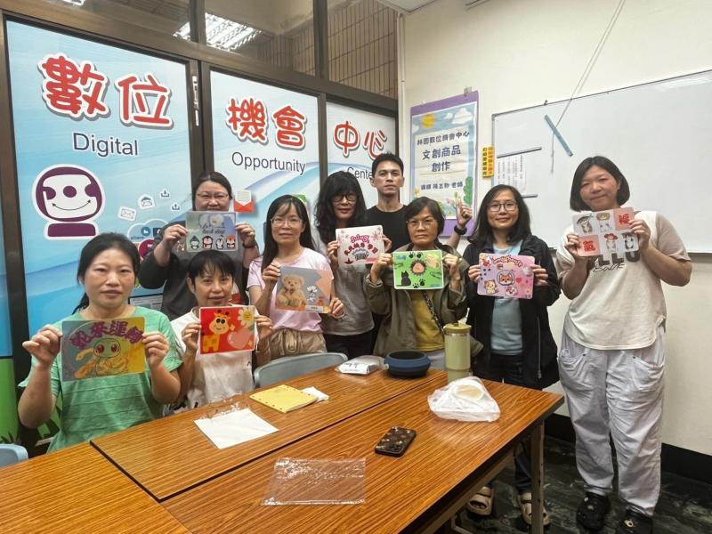 學員作品展示合影。