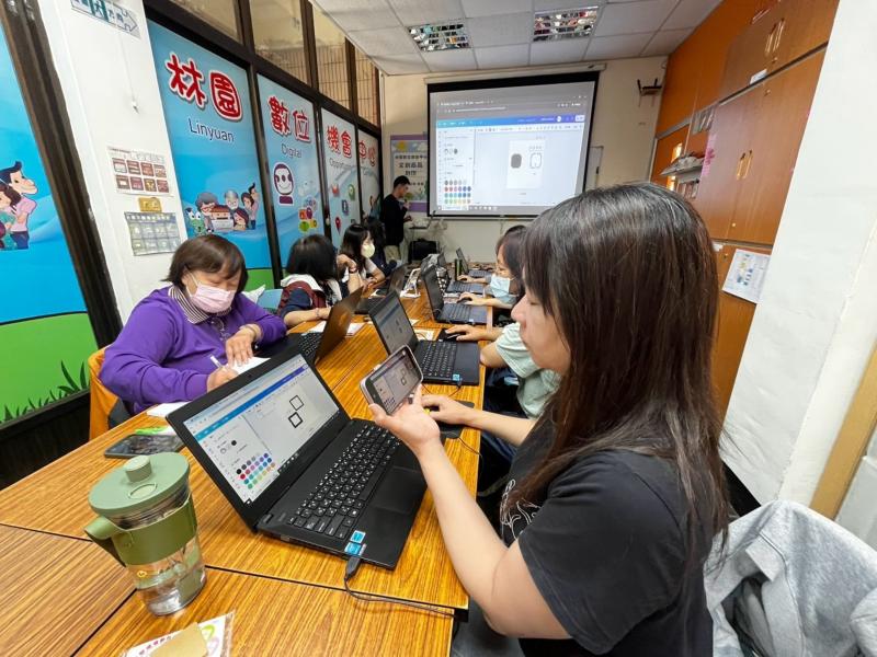 學員聚精會神用canva軟體創作自己的圖片。