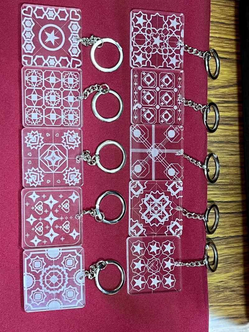 學員創作的雷雕作品-壓克力鑰匙圈雕刻。