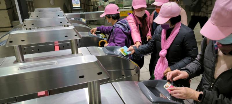 規劃行程，練習使用敬老卡、悠遊卡搭高鐵出遊