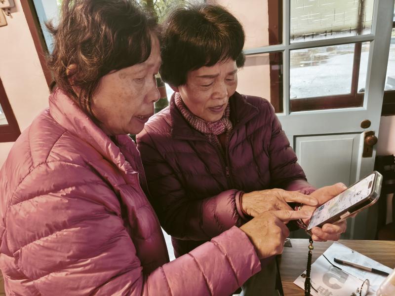 學員下課休息仍互相討論、練習