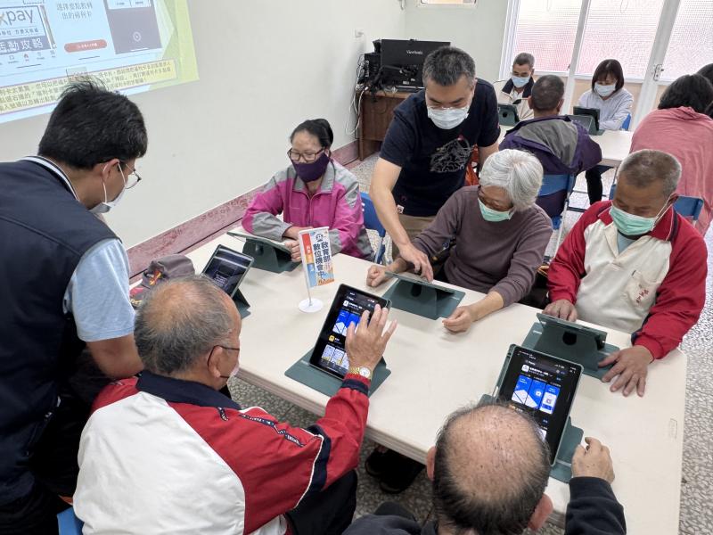 阿公阿嬤學得超認真！老師一步一步教大家怎麼下載、註冊行動支付App，第一次用也不怕，輕鬆學會手機平板付款！