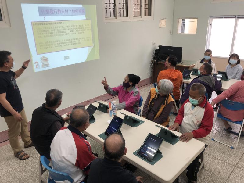 老師用生活例子講解行動支付，大家聽得好入神，搶著問問題，學習熱情滿滿，看來大家都想趕快變成行動支付達人！