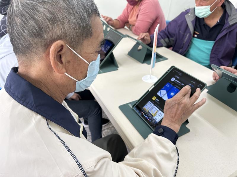 阿公第一次用平板下載行動支付app，之後就可體驗手機付款的方便，以後買東西不用帶現金，手機嗶一下就好，安全又輕鬆！