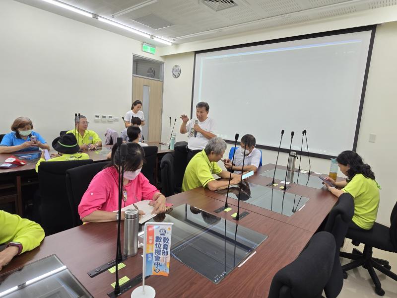 講師說明如何正確使用ChatGPT與AI對話，學員專注聽講並實際操作，現場氣氛互動熱烈。