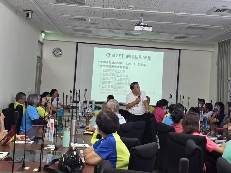 課程最後講師提醒學員注意網路安全與個資保護，學員專注聆聽並觀看簡報，加強安全使用AI的觀念。