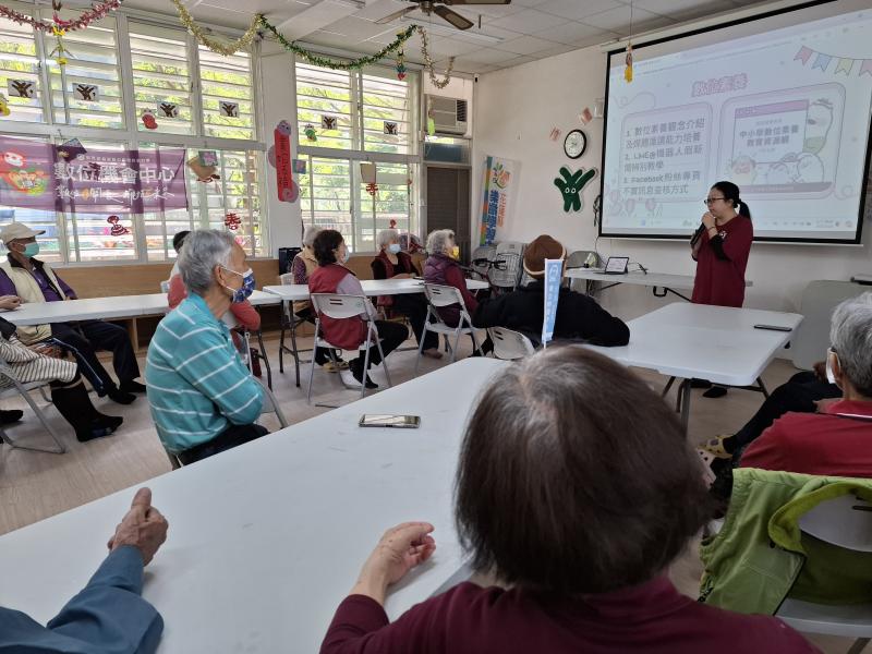 講師說明何謂數位素養