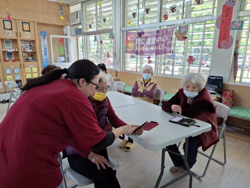 講師協助學員操作手機