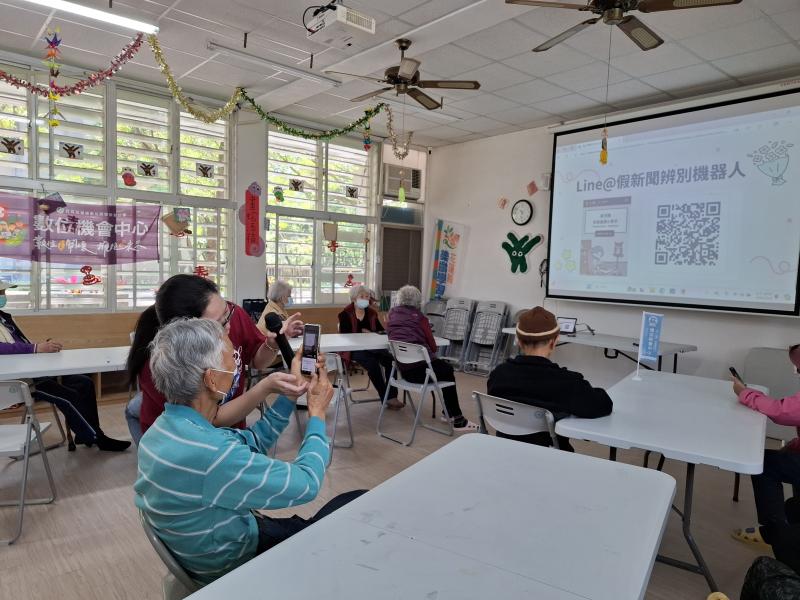 講師協助學員使用智慧鏡頭掃描QRcode新增LINE核實小幫手美玉姨