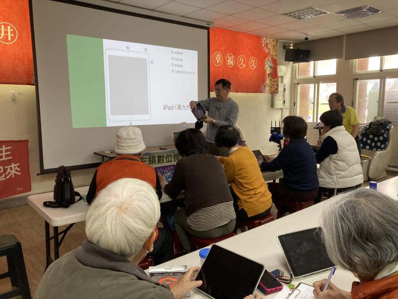 讓學員們認識ipad及操作方式
