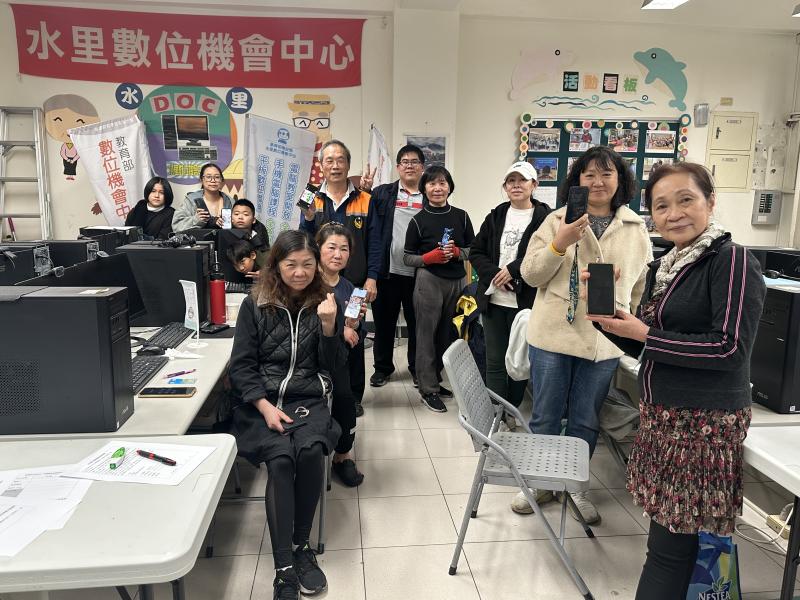 下載Canva App後編輯文字及加入圖片完成早安圖片.並在下課前學員們開心地拍張大合照.