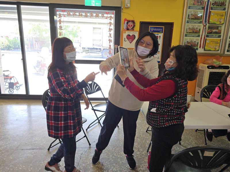 老師解決學員遇到的問題。