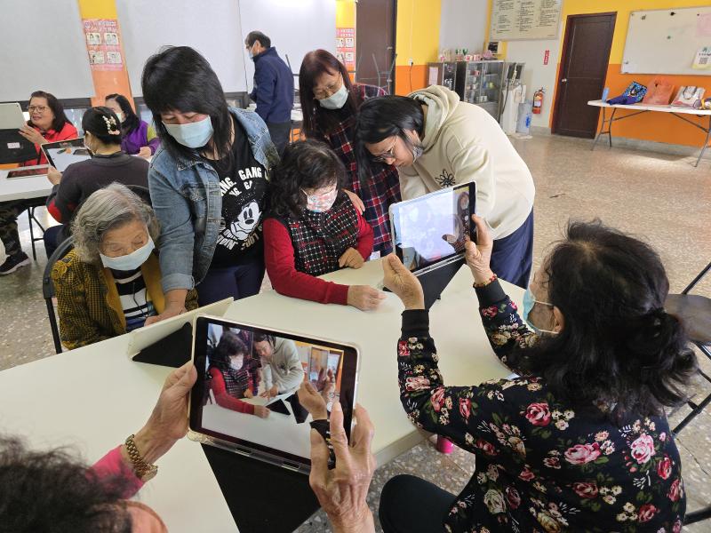 學員利用平板練習拍照。