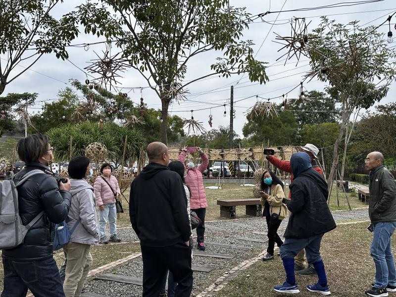 外拍講師示範各種拍照技巧