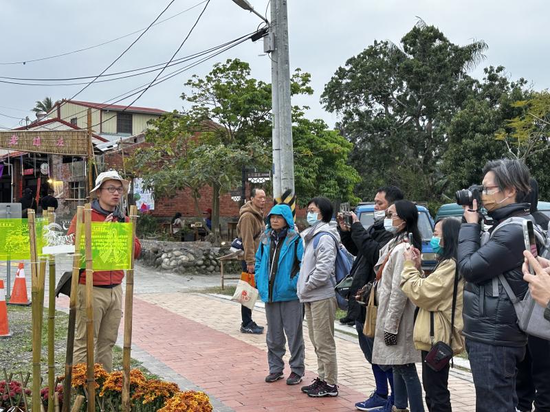 學員認真地邊聽邊拍