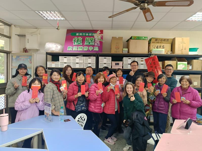 大家開心展現專屬紅包袋