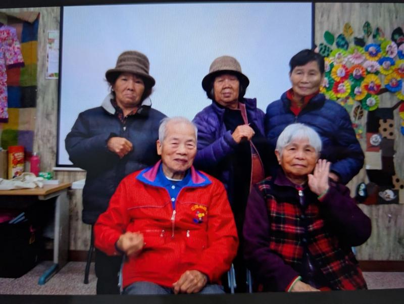 每位長輩都很認真的完成每個動作。