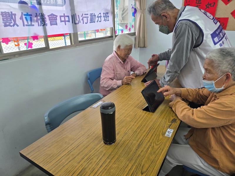 數位科技很簡單，透過這堂課長輩們不僅學會了 如何連接網路，還親自操作了 藍牙標籤機，體驗科技如何融入日常生活，讓生活變得更輕鬆、方便。
