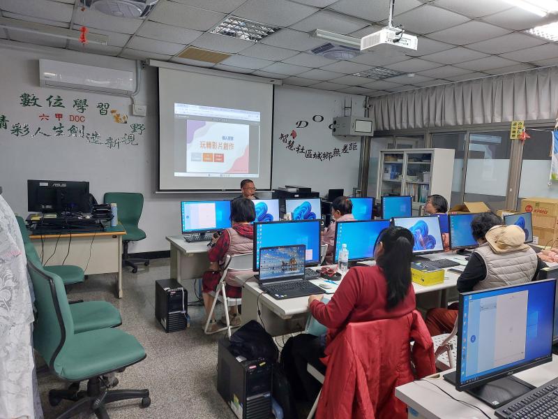 課程一開始老師先自我介紹，同時說明課程內容與進度