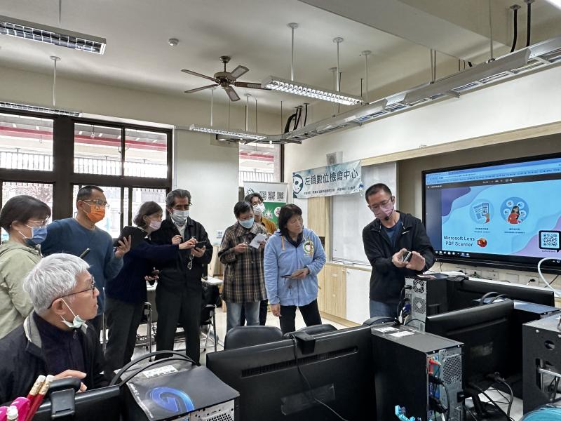 示範用手機翻拍老照片的技巧