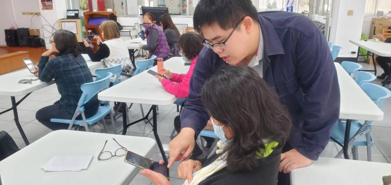 個別指導，幫助學員解決在創作過程中遇到的問題。